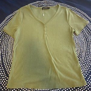 Green ribbed short sleeved faux button shirt - L